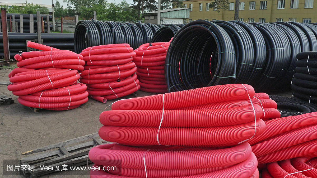 成品塑料管倉庫,工業戶外儲存場地。生產塑料水管的工廠。